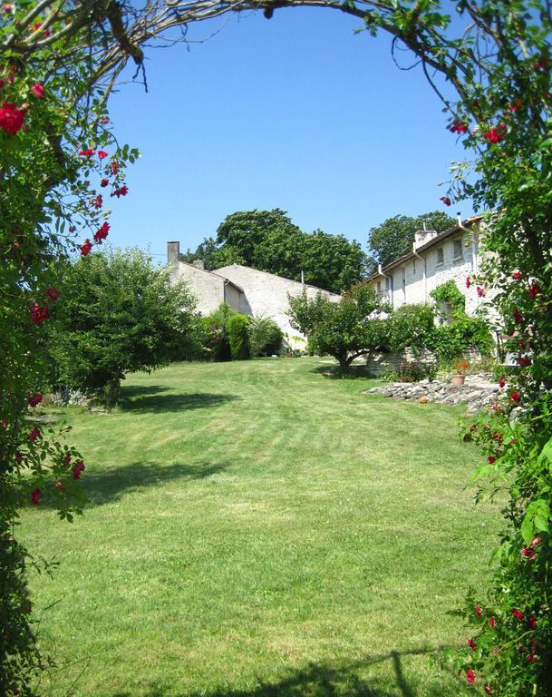 Le Noisetier At Les Hiboux Gites Chef-Boutonne Esterno foto