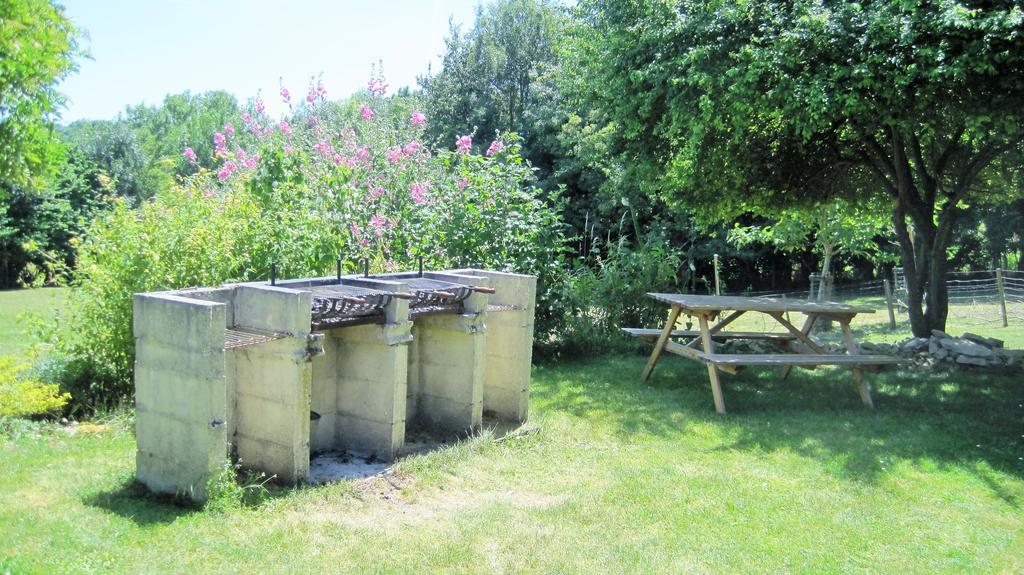 Le Noisetier At Les Hiboux Gites Chef-Boutonne Esterno foto